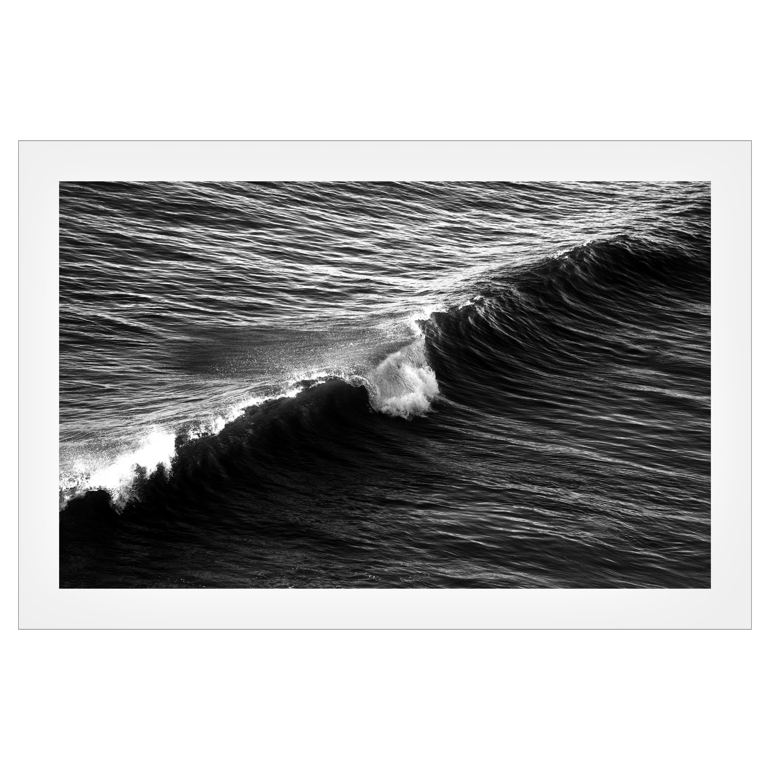 Kind of Cyan Black and White Photograph – Lange Welle in Venice Beach, Schwarz-Weiß-Giclée-Druck auf mattem Baumwollpapier  
