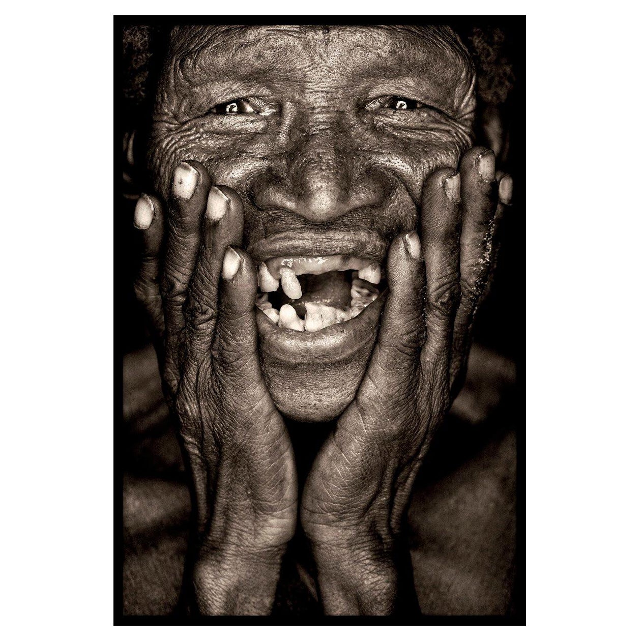 Ein Bild der Freude.   KhoiSan-Buschmann aus Namibia

John Kennys Arbeiten werden alle vor Ort in einigen der entlegensten Ecken Afrikas gedreht. Seine Bilder werden alle mit natürlichem Licht und in der Alltagskleidung seiner Motive