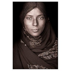 Afar Woman of Assaita par John Kenny. Impression de type C avec montage frontal en acrylique.