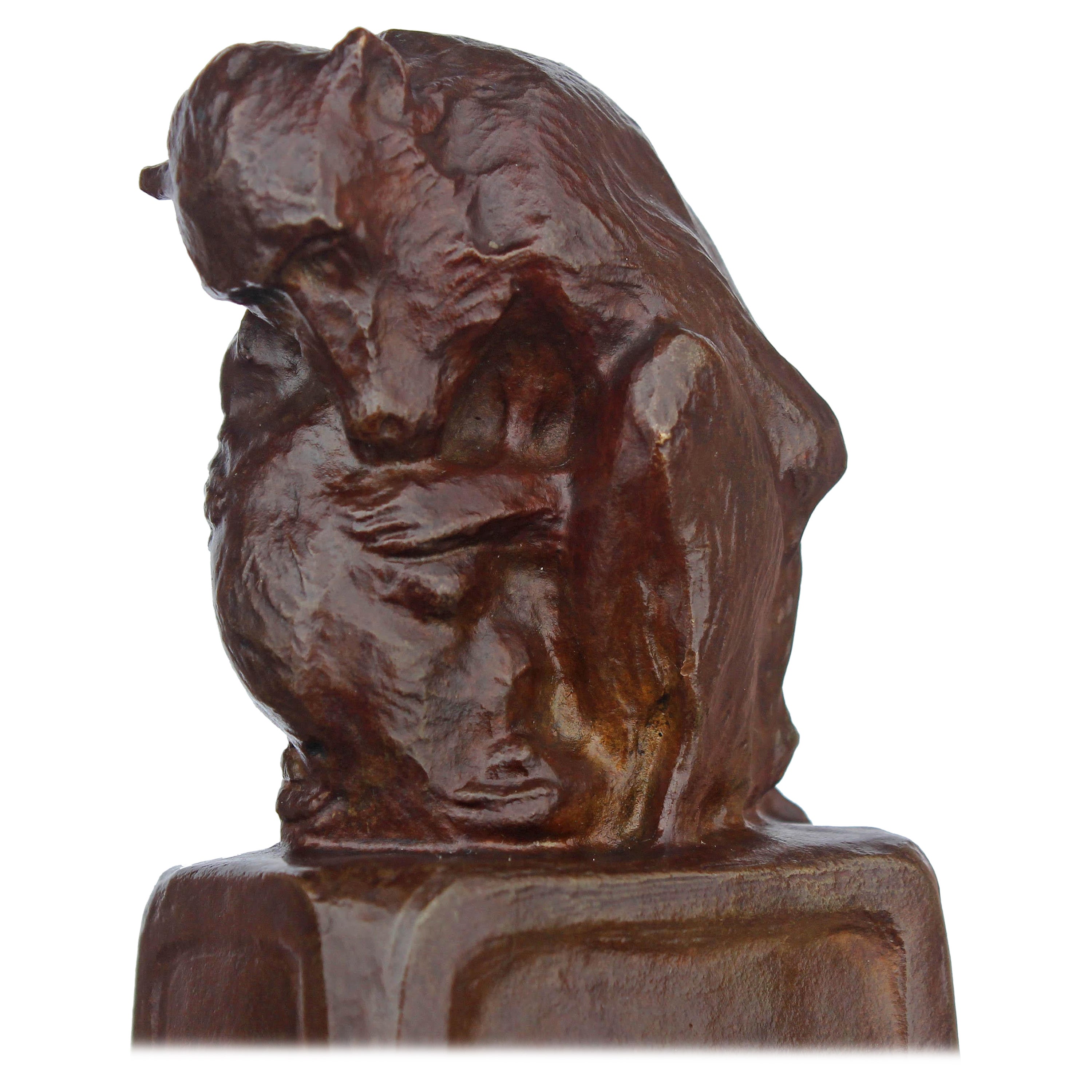 "Mère et enfant", sculpture impressionniste en bronze représentant des babouins, réalisée par la sculptrice Blanca Will, américaine, 1881-1978, datée de 1912. Les œuvres de Will sont rares.
Blanca Will a exposé à la National Academy of Design, à la