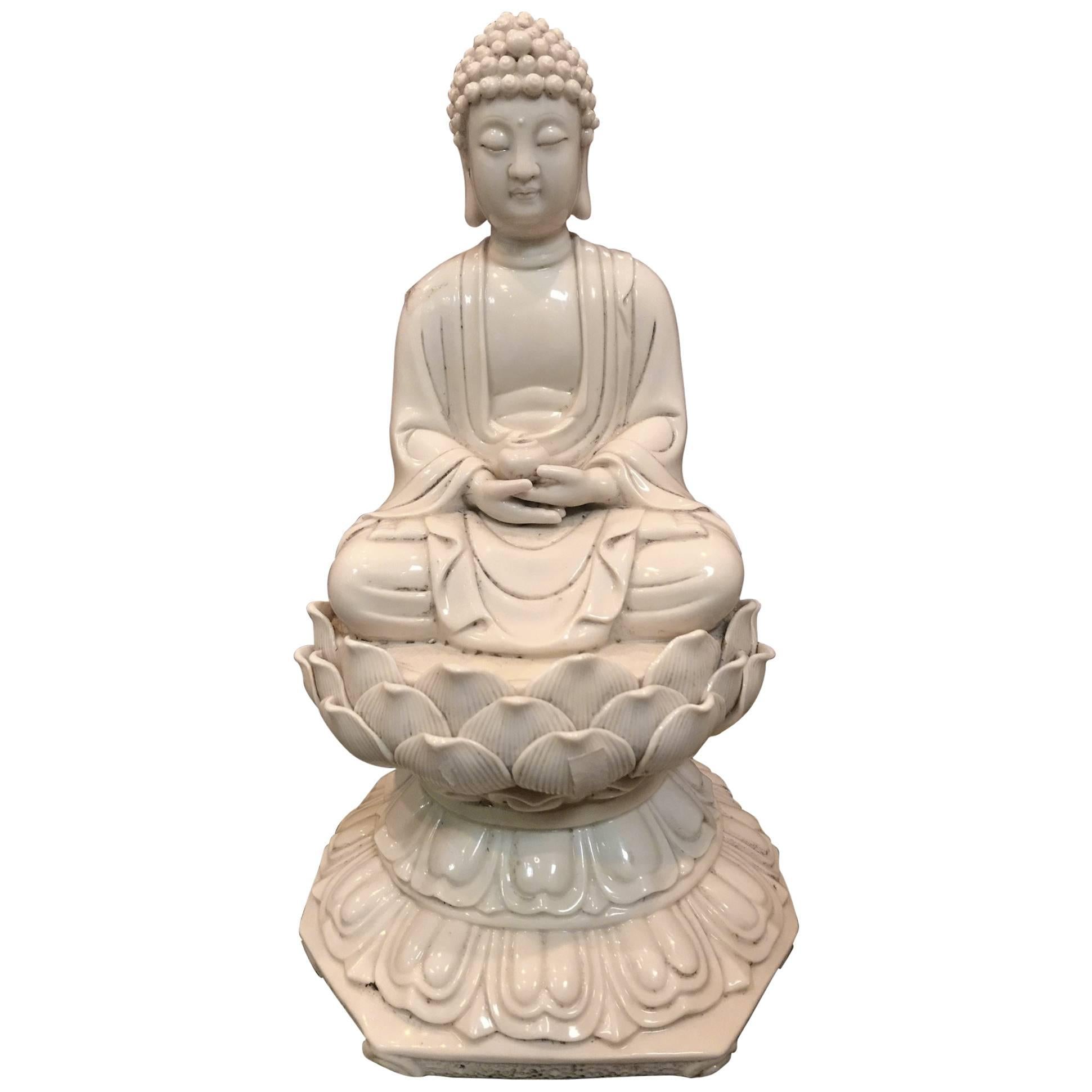 Buddha-Figur aus Blanc de Chine-Porzellan