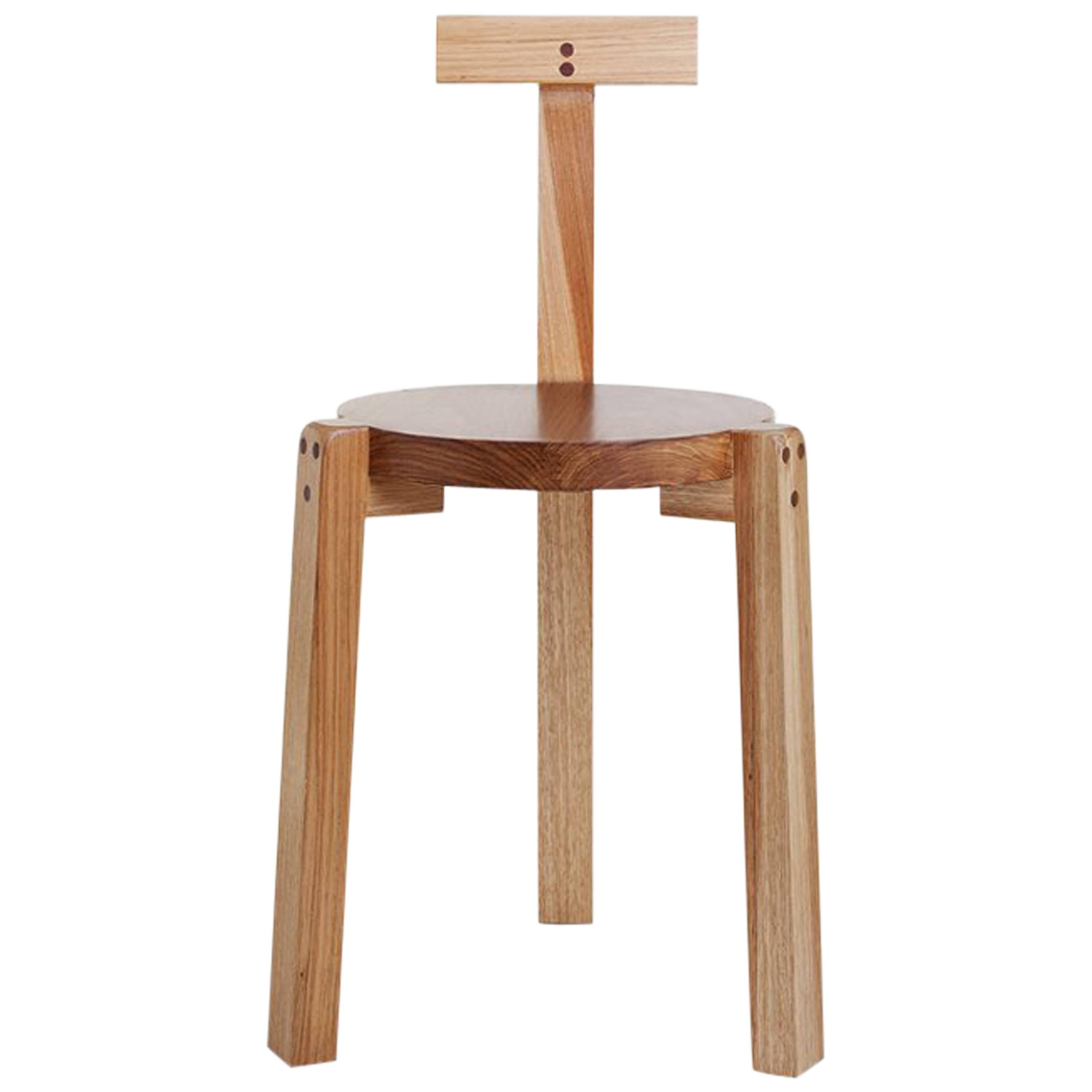 The modern Girafa chair, handmade in hardwood, was designed in 1986 by Marcelo Ferraz, Marcelo Suzuki and Lina Bo Bardi and is an icon of Brazilian modern design. 
Due to its unique shapes, in 2016, the Girafa chair was incorporated into the