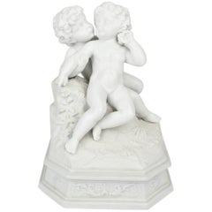 Ancienne figurine biscuit française du XIXe siècle représentant deux putti dans une étreinte amoureuse