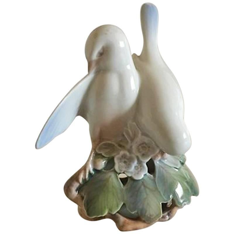 Royal Copenhagen Figurine of Two Doves #402 For Sale