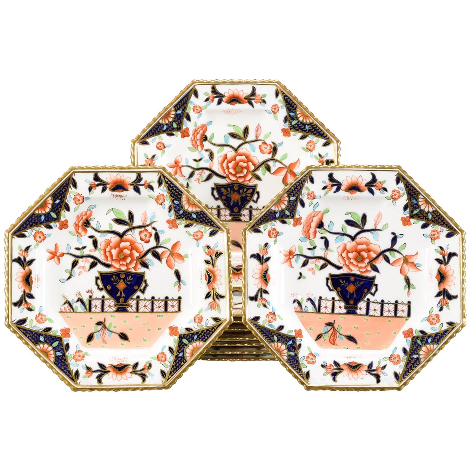 Dix assiettes à dessert octogonales Coalport en Imari, pouvement Esthétisme, datées de 1891 en vente