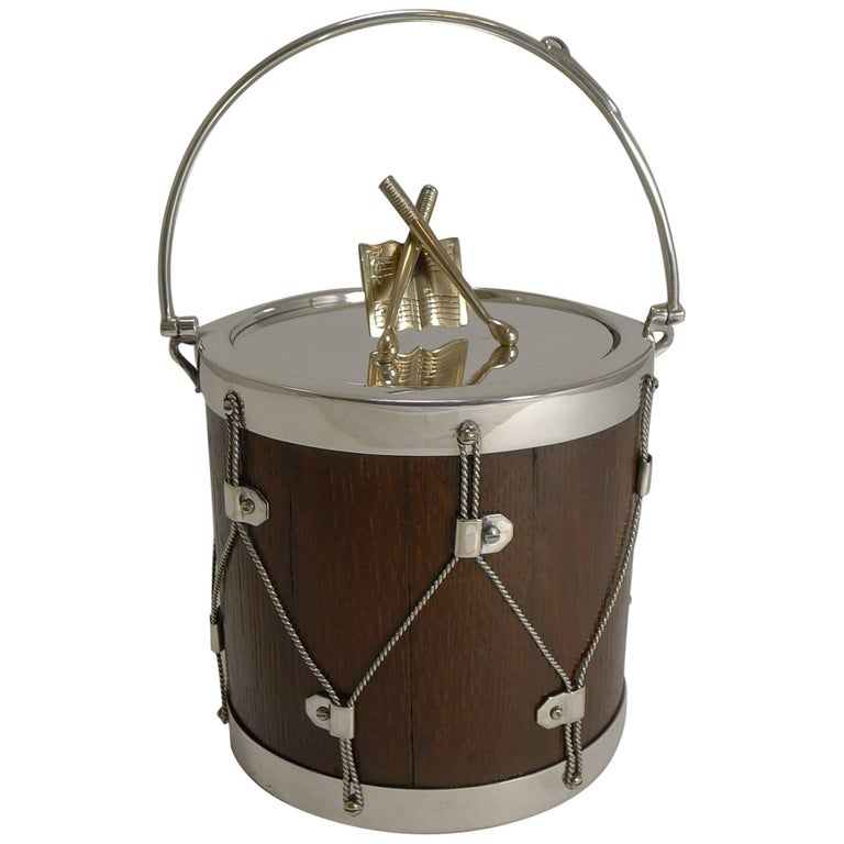 Boîte ou barillet anglais ancien en forme de tambour en chêne et plaqué  argent, vers 1890 En vente sur 1stDibs