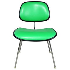 Chaise Eames Herman Miller rembourrée EC-127 DCM en noir avec naugahyde vert kelly