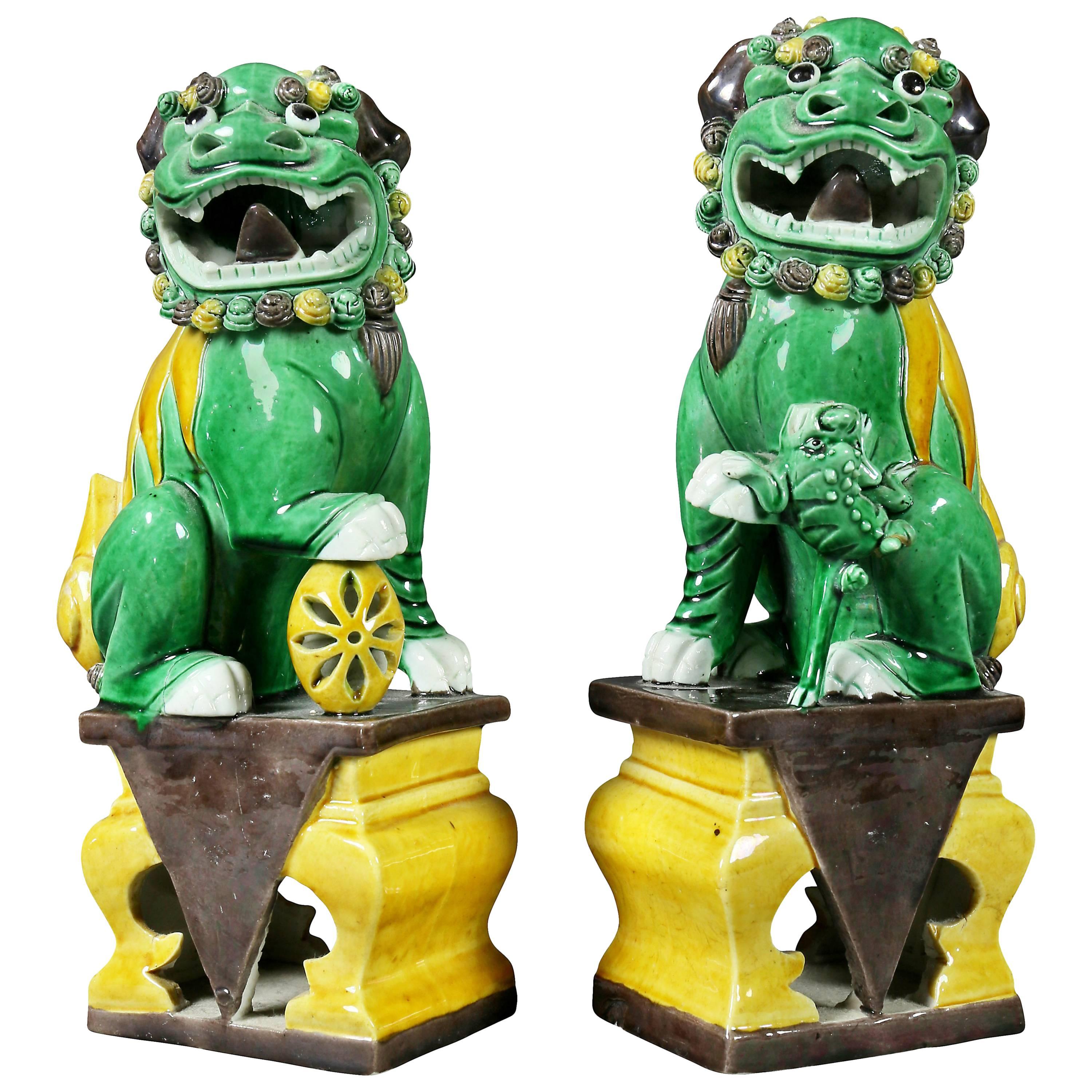 Paire de chiens Foo en porcelaine chinoise