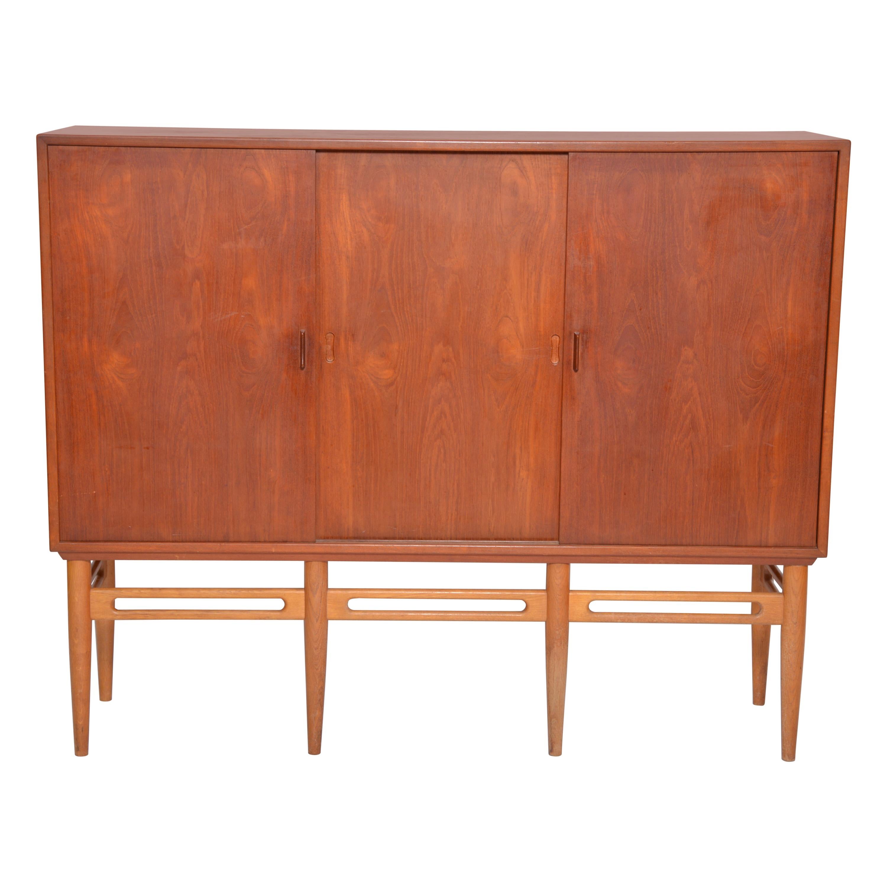 Danish Mid-Century Modern Teak cabinet by Illum Wikkelsø for Soren Willadsen For Sale