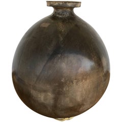 Vase en céramique d'argile noire gravée "1957" et "Mateo":: Mexique