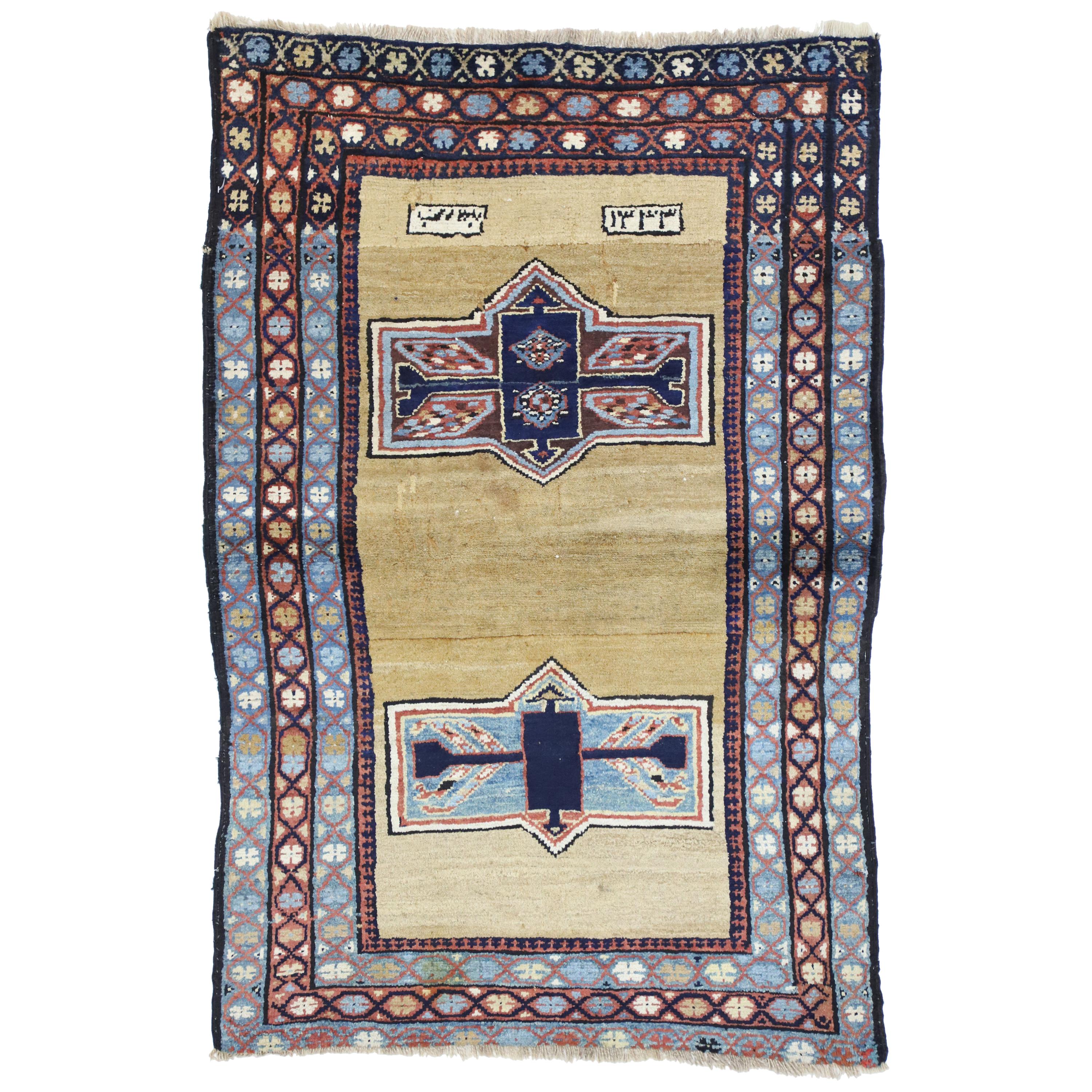 Antiker persischer Aserbaidschan-Teppich mit Stammesmotiven im modernen Stil der Jahrhundertmitte