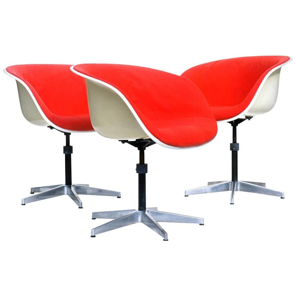 Chaises coquillage Charles Eames par Hermann Miller Design en tissu rouge et fibre de verre