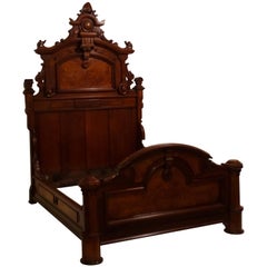 Lit victorien américain de la Renaissance en noyer et ronce de noyer:: vers 1880