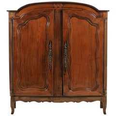 Armoire française en merisier inhabituellement courte