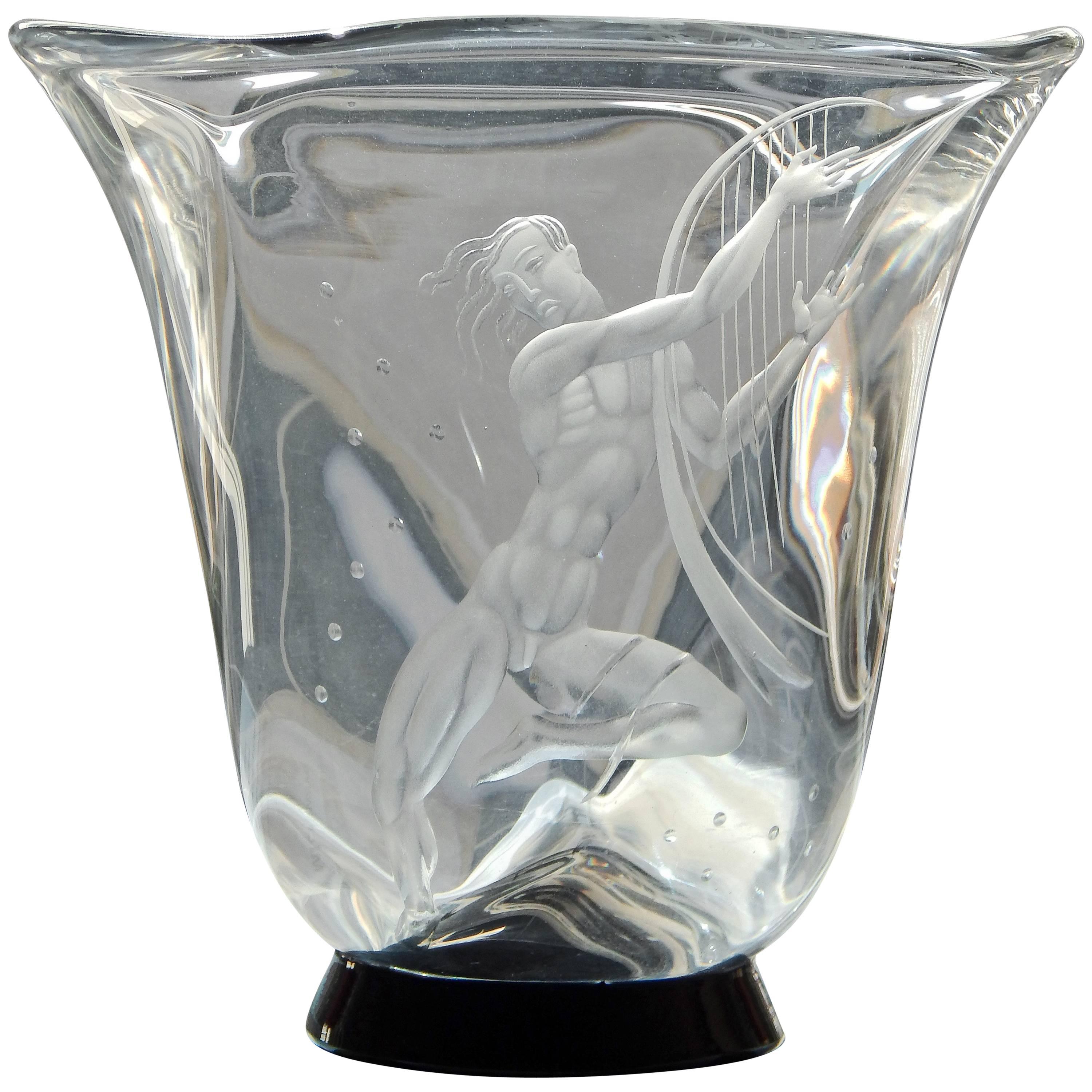 Vase en verre gravé Art déco de Lindstrand, "Homme nu avec harpe".
