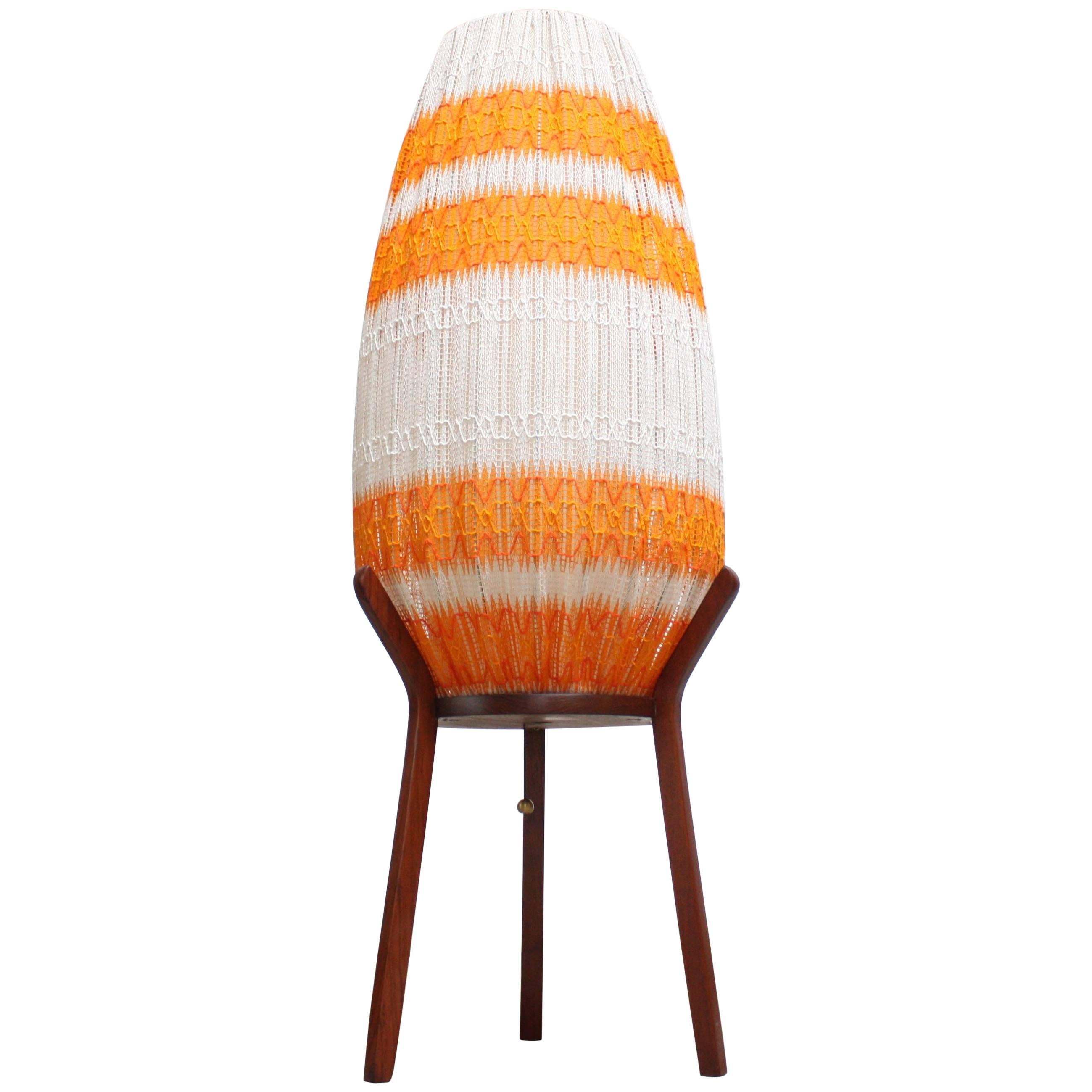 Lampe danoise au crochet sur socle en teck en orange