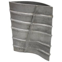 Jarrón de aluminio modernista firmado