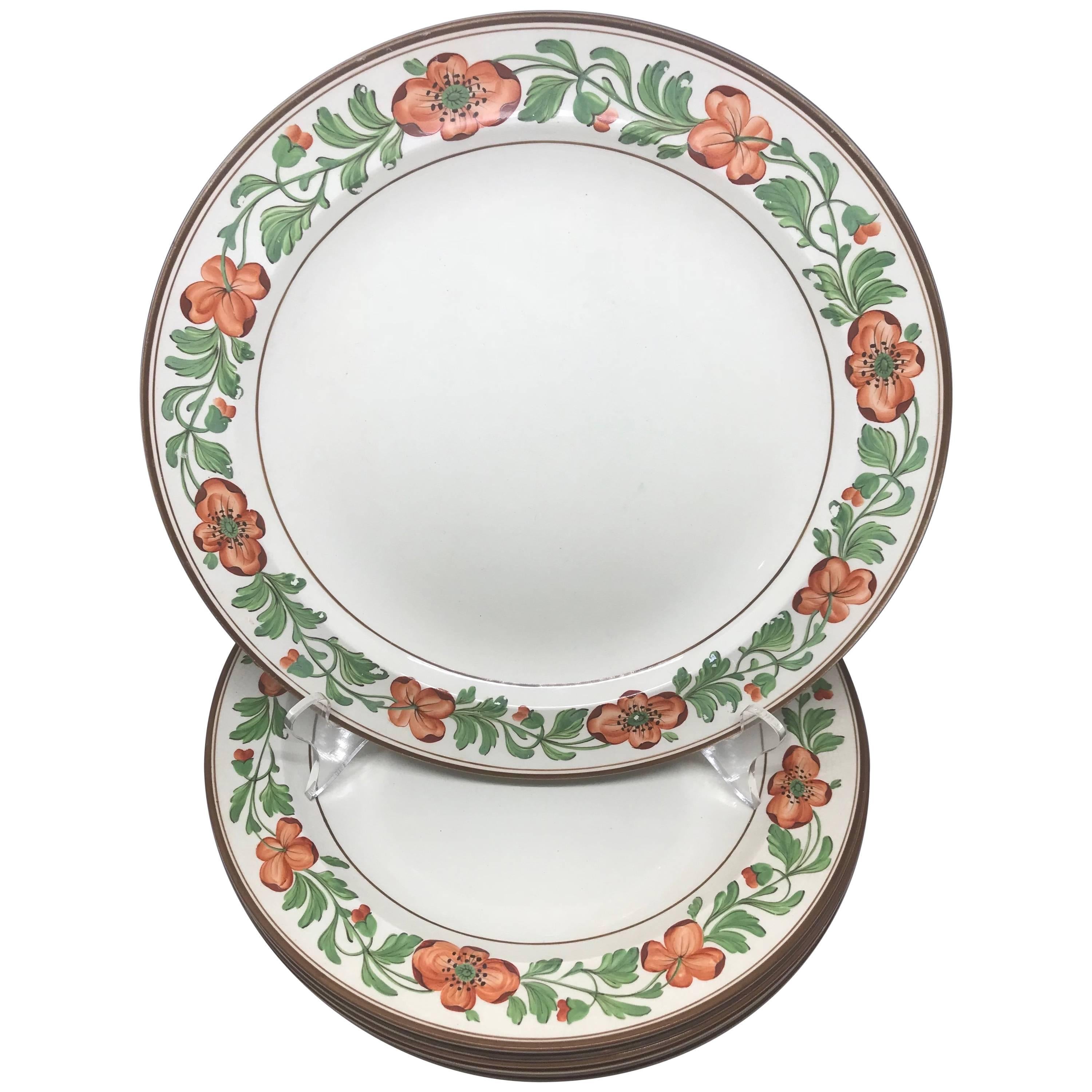 Ensemble de huit assiettes en faïence Wedgwood de couleur crème