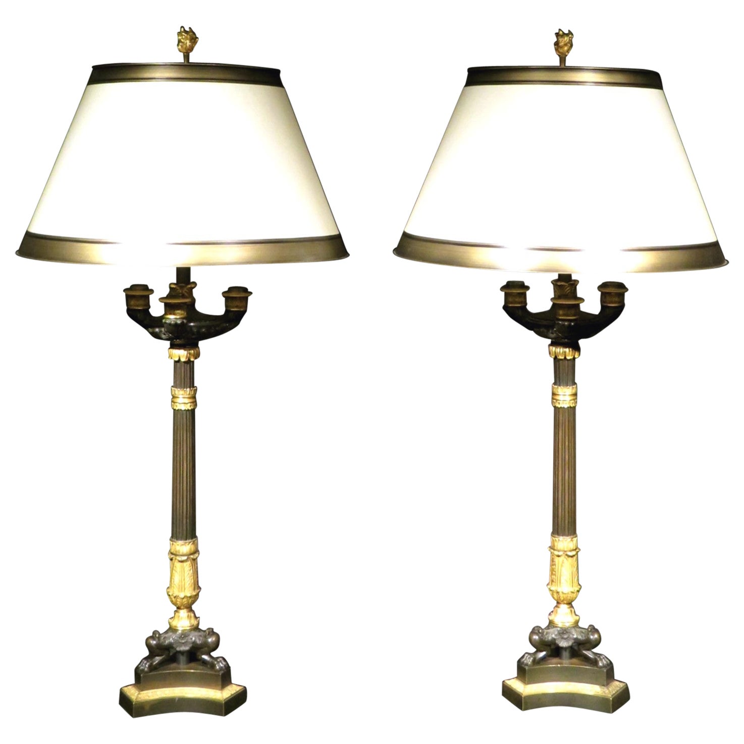 Très belle paire de candélabres / lampes Empire à trois lumières en bronze doré en vente