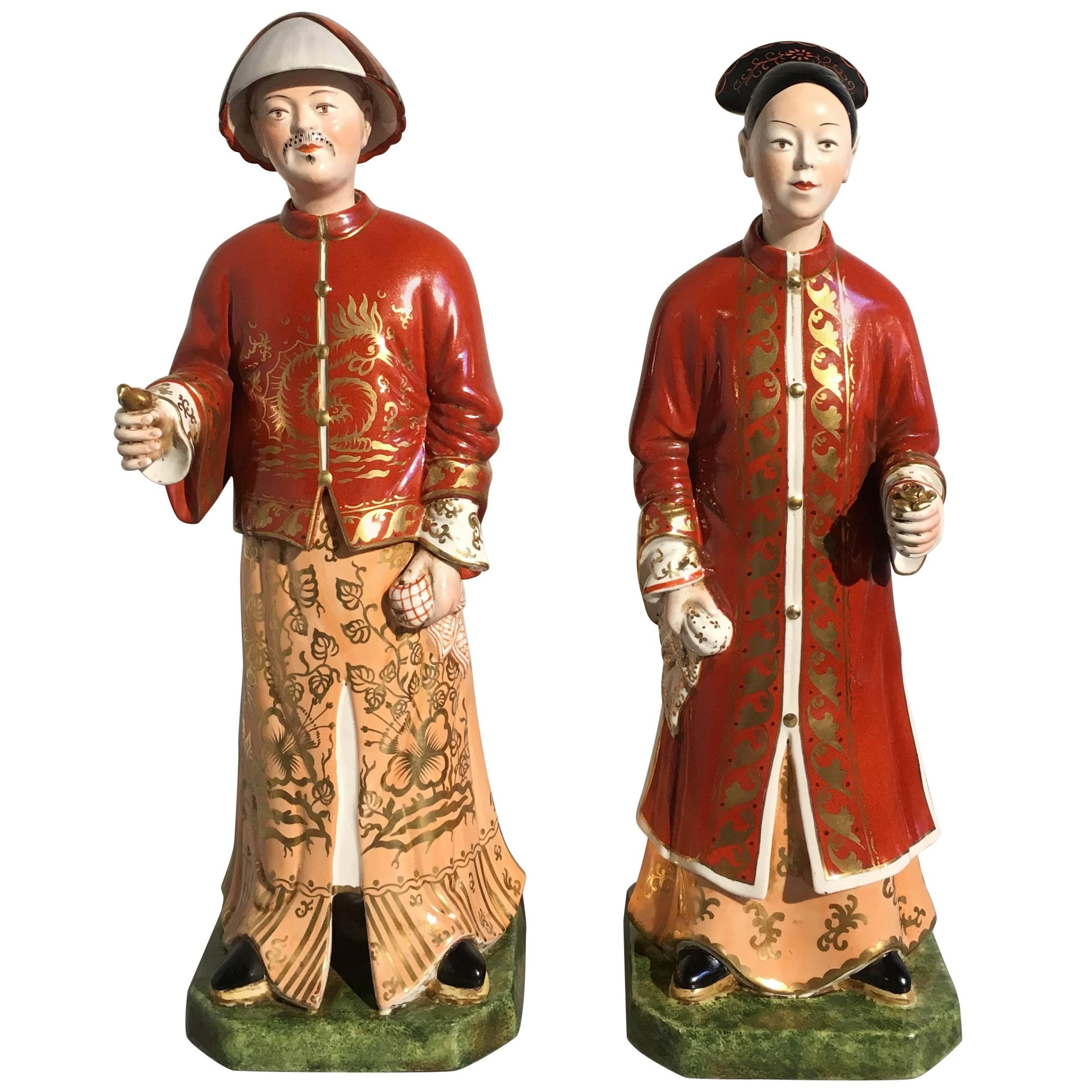 Paar italienische Chinoiserie-Porzellanfiguren mit Knotenkopf, Mitte des 20. Jahrhunderts, Italien