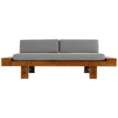 Canapé de repos unique en bois de teck balinais massif des années 1970 avec nouveau tissu gris