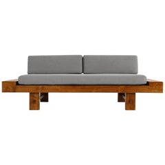 Einzigartige solide balinesischen Teakholz 1970er Jahre Daybed Sofa mit neuen grauen Polstermöbeln