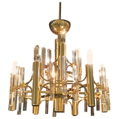 Lustre en laiton de style Tommi Parzinger avec éclairages cylindriques et prismes en cristal