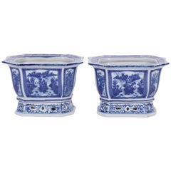 Paire de petites jardinières de style export chinois en bleu et blanc