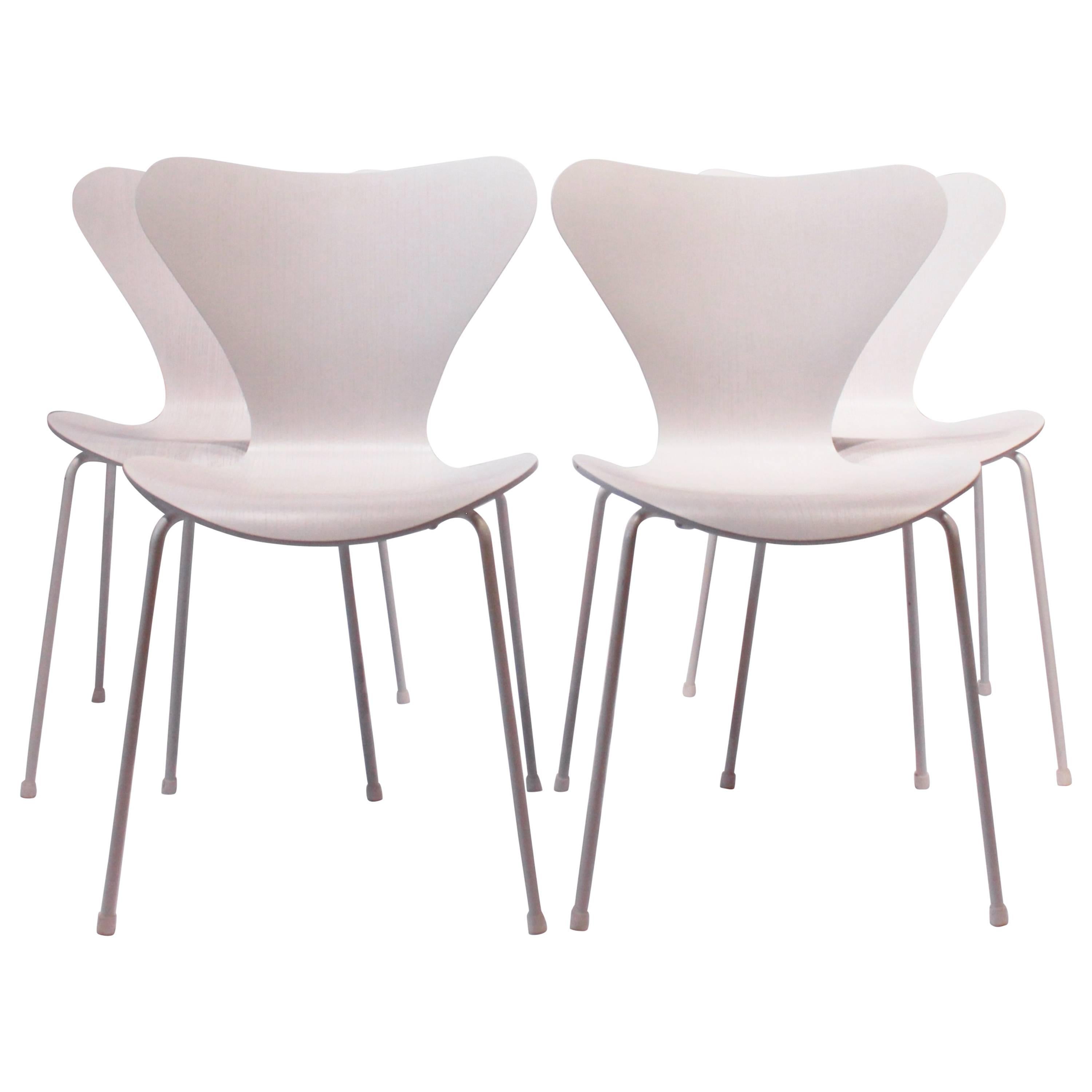 Satz von vier sieben Stühlen, Modell 3107, limitierte Auflage #105 von Arne Jacobsen