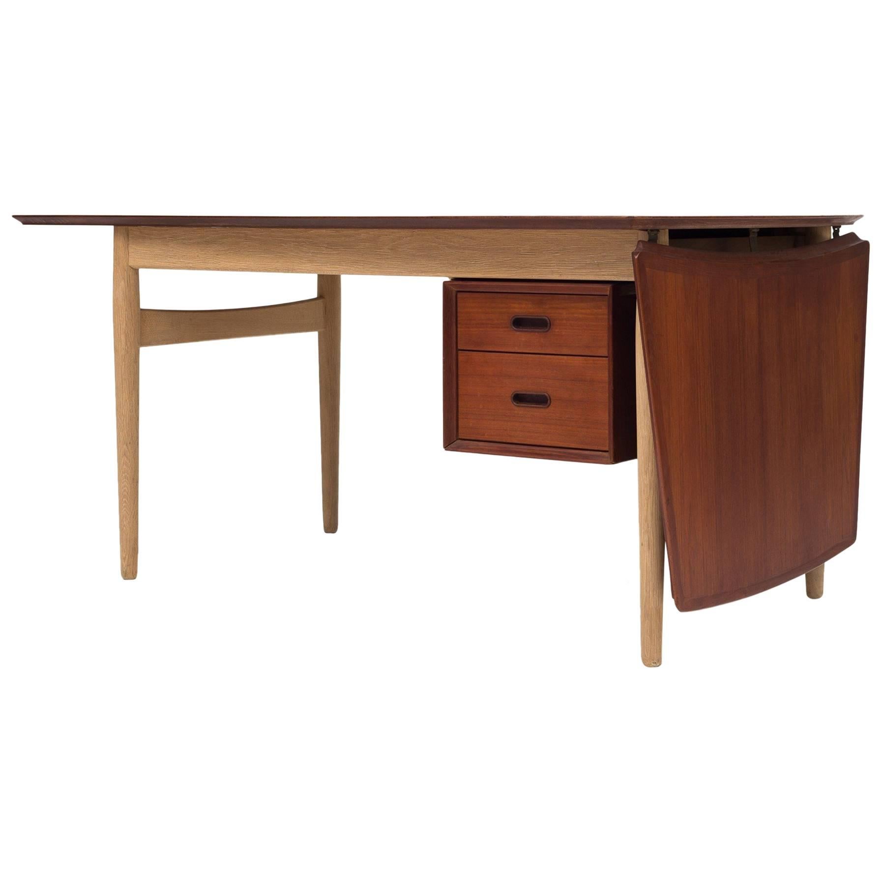 Desk by Arne Vodder