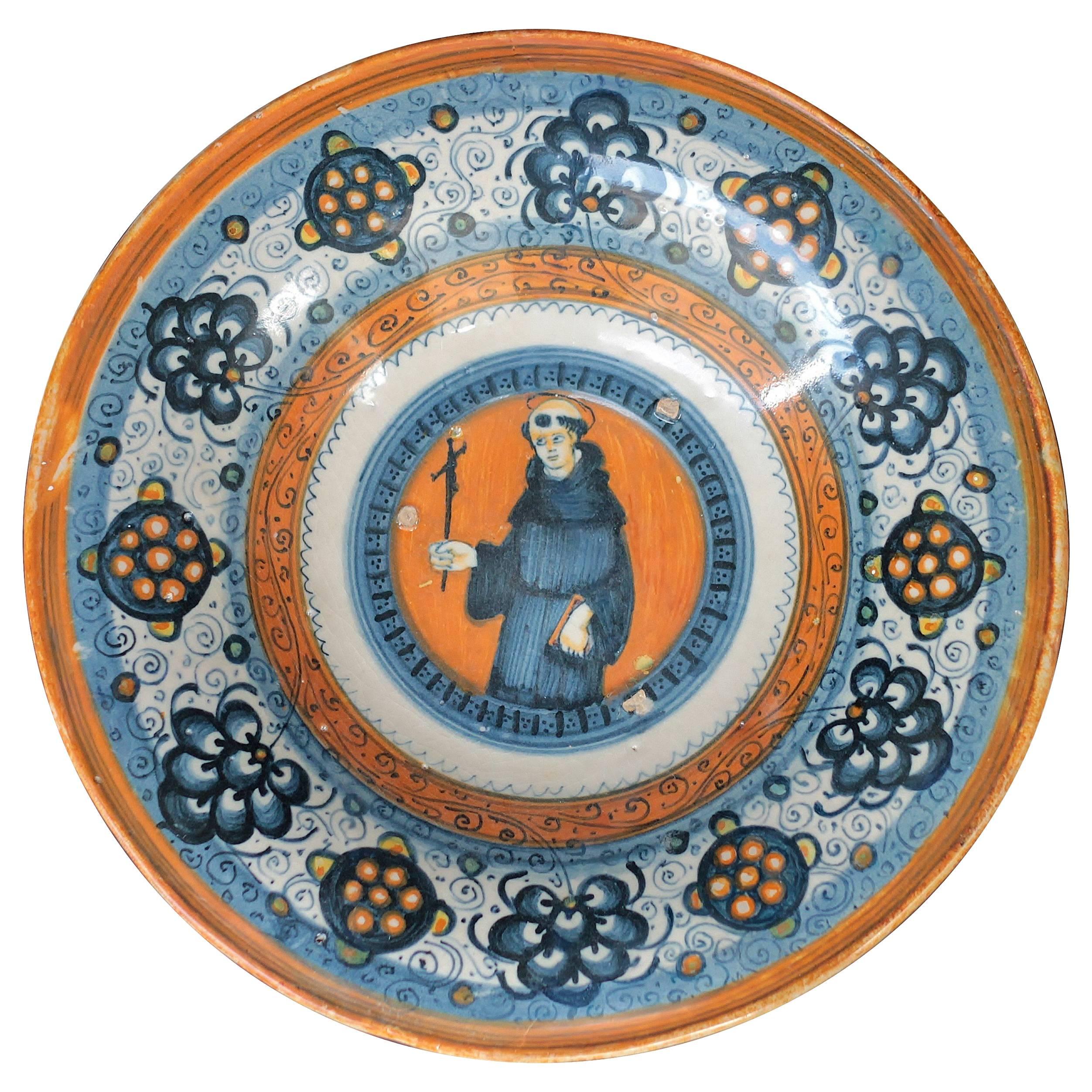 Montelupo "Tondino" in Faience with a Clergyman and Persian Palmette, circa 1520 For Sale
