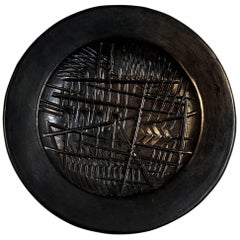 Plato de cerámica escultórico de Arnaldo Pomodoro