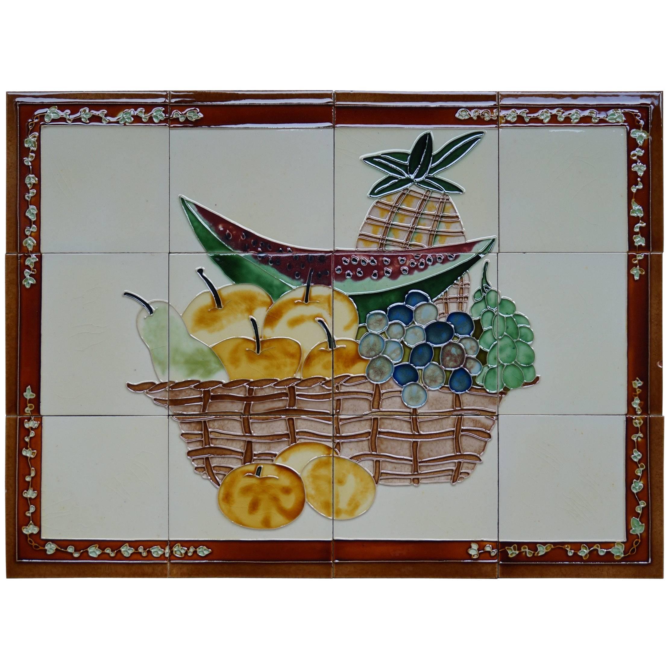 Tableau en carreaux de majolique émaillés du milieu du siècle dernier - Peinture vintage de carreaux représentant une corbeille à fruits