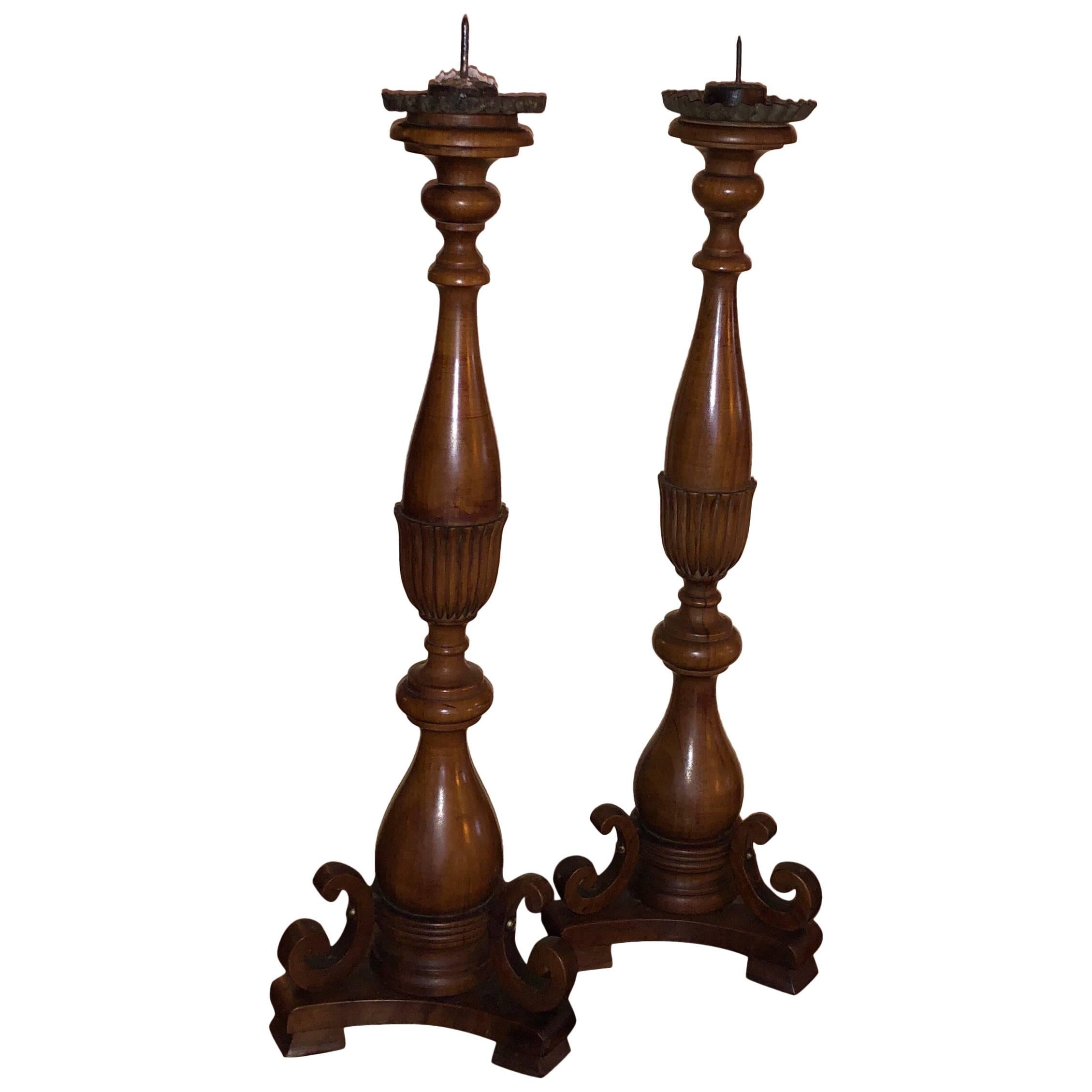 Paar gedrechselte Kerzenständer aus Birnenholz, Französisch, 19. Jahrhundert im Angebot