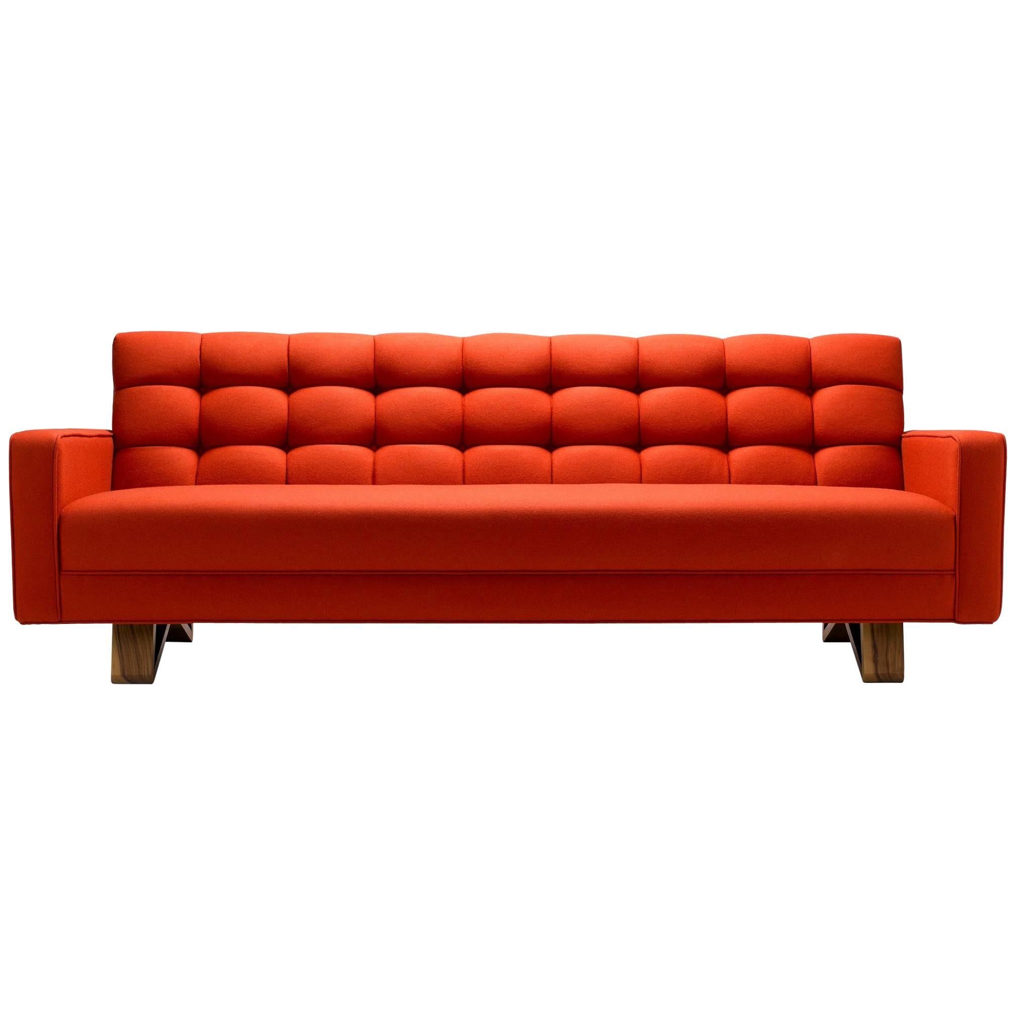 Zeitgenössisches rotes Adoni-Sofa aus Melton-Wolle mit Beinen aus Walnussholz im Angebot