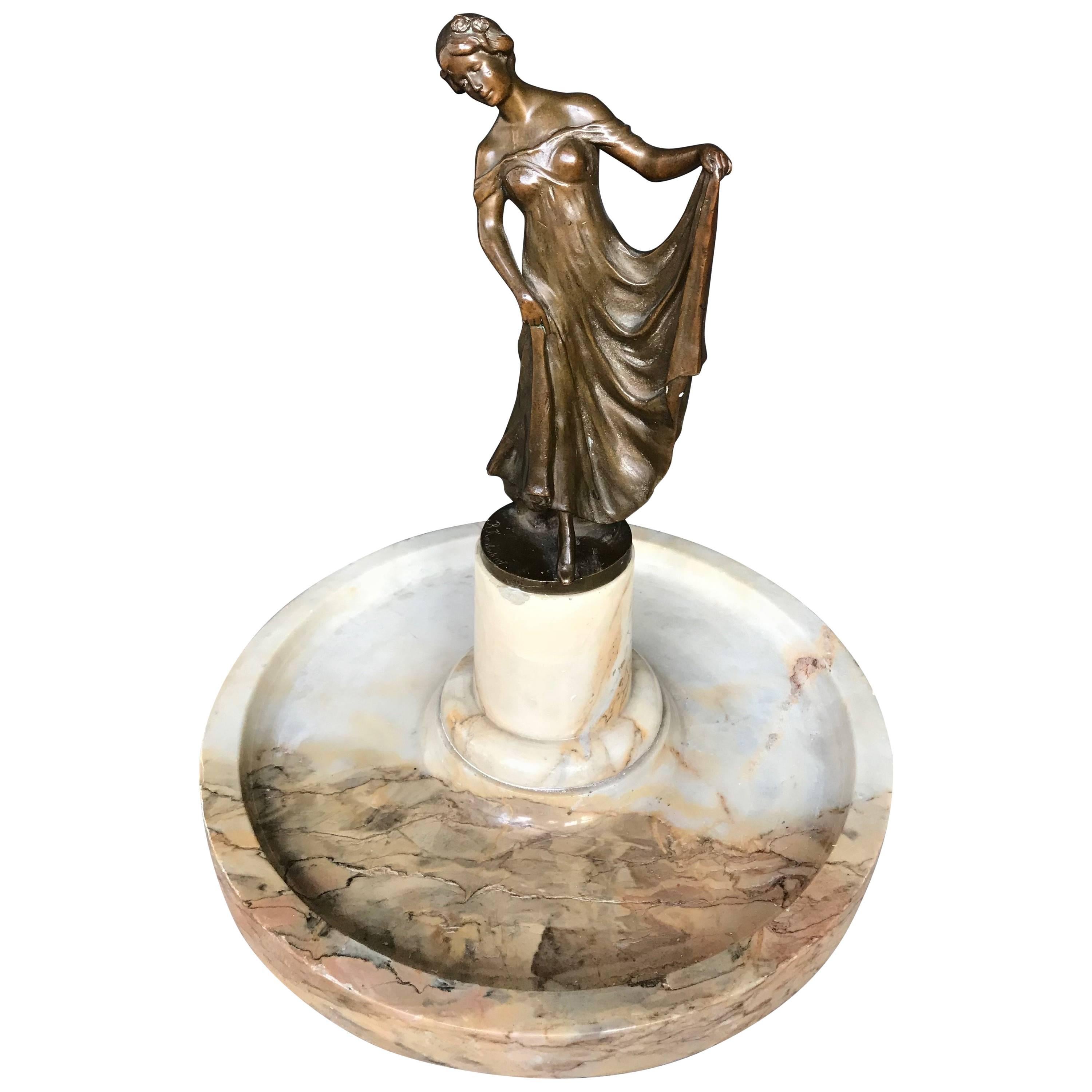 Elegante Jugendstil-Bronze-Damenskulptur auf Marmortablettsockel aus dem frühen 20. Jahrhundert