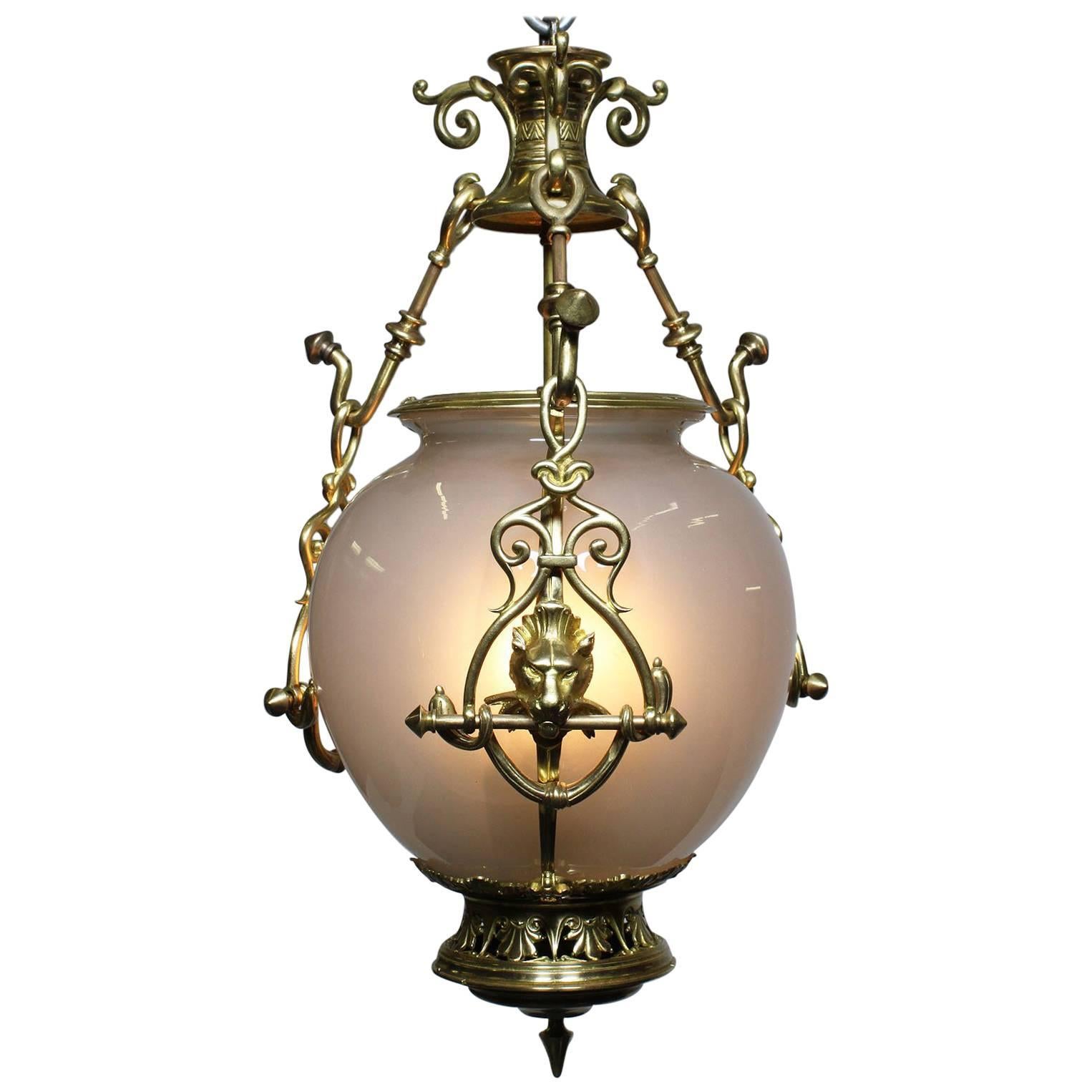 Lanterne suspendue du début du XXe siècle en bronze doré et verre opalin avec têtes de lion en vente