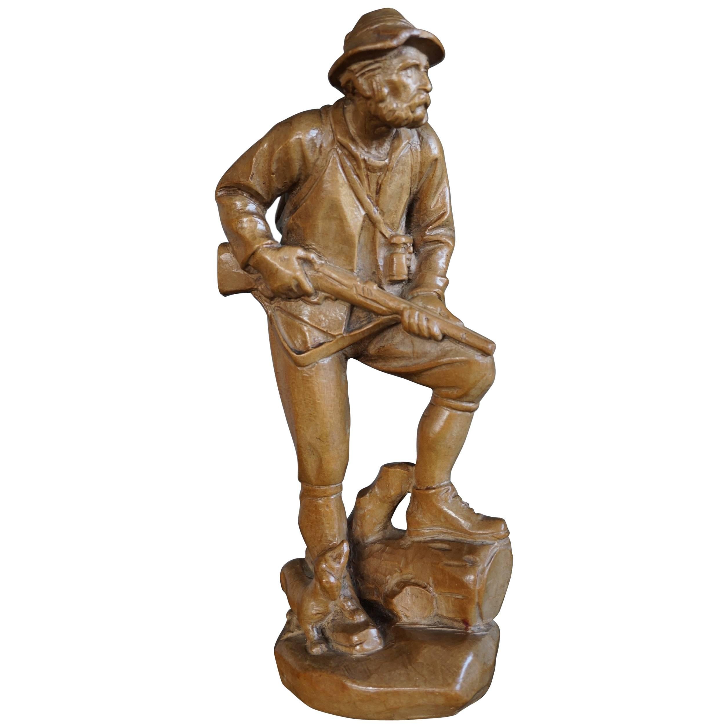 Petite sculpture de qualité en Black Forest représentant un chasseur vigilant avec son fusil et son chien en vente