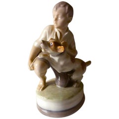 Figurine royale de garçon avec chien #2140 de Royal Copenhagen