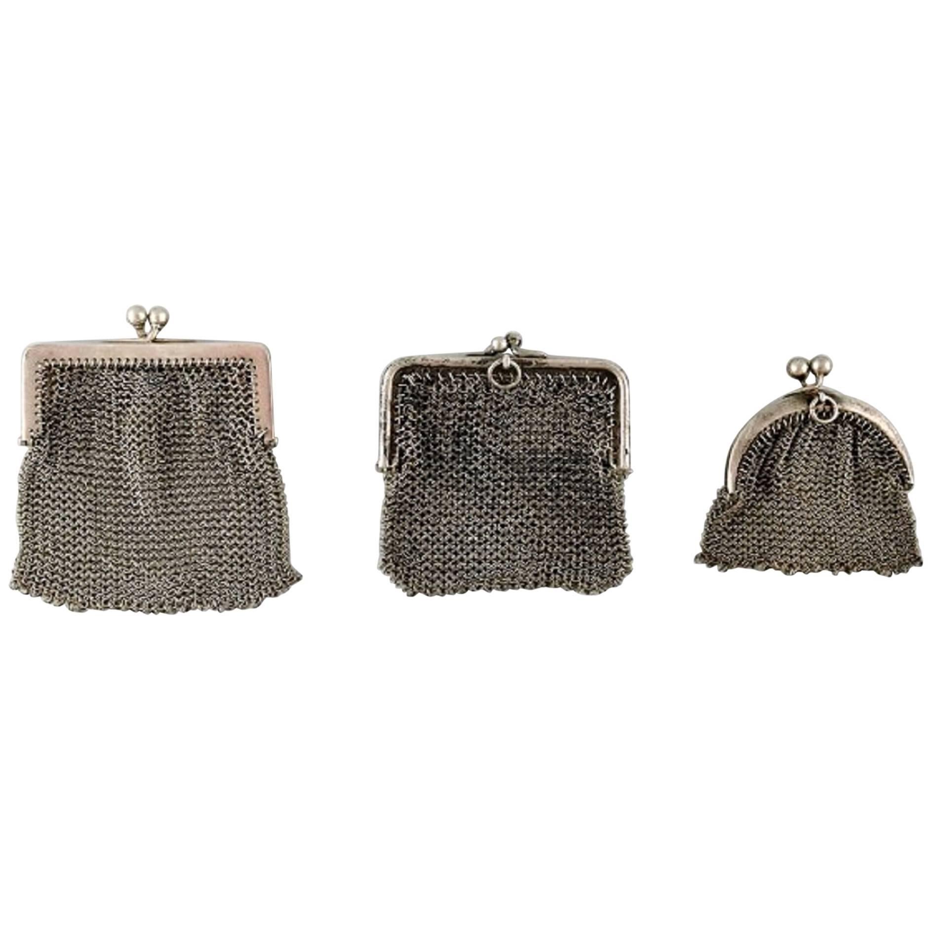 Drei kleine silberne Damen Geldbörsen, um 1900, gestrickte Tasche im Angebot