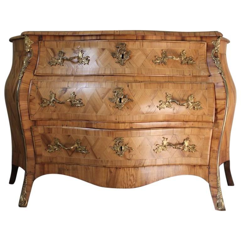 Fine 18th Century Swedish Serpentine Commode For Sale