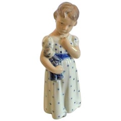 Figurine Royal Copenhagen n° 3539 Jeune fille en robe de nuit avec poupée