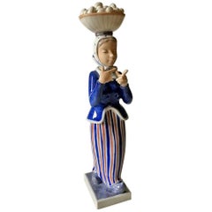 Royal Copenhagen Figurine Femme avec des oeufs par Johannes Hedegaard #4418