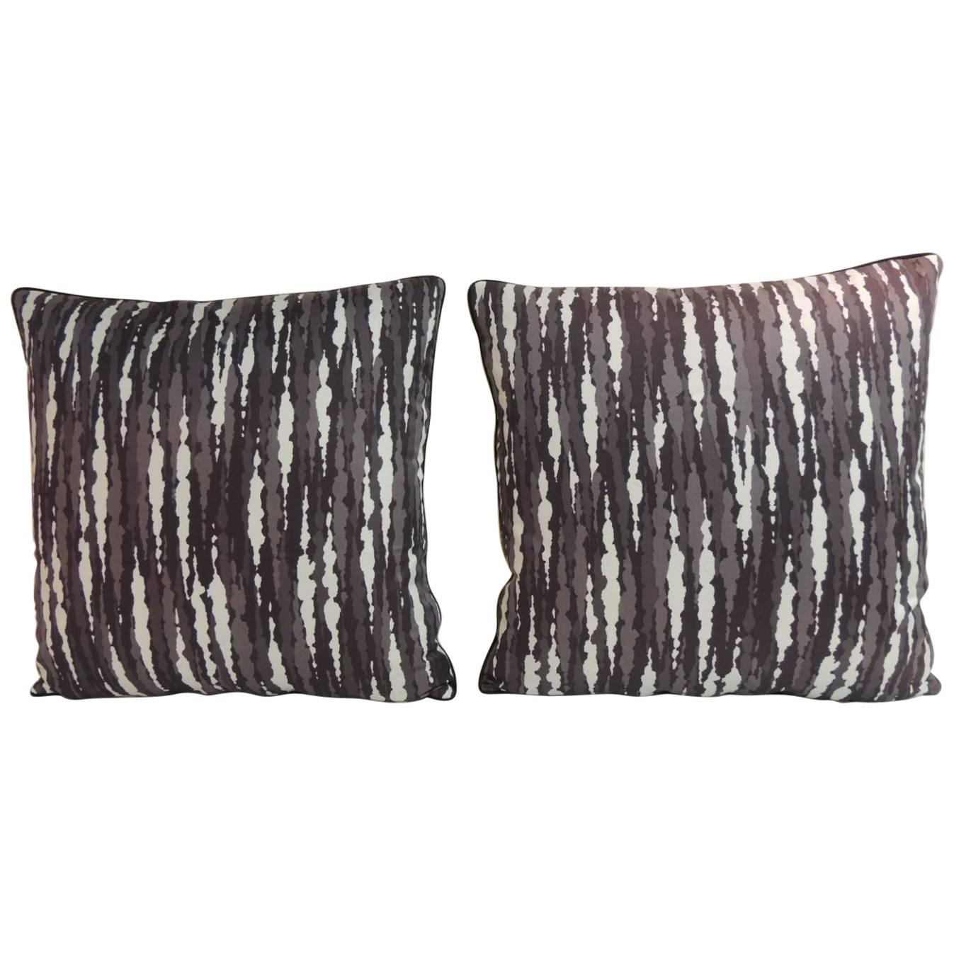 Pair of Modern Grey and White Polished Cotton Decorative Pillows For Sale