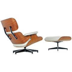Chaise longue et pouf Eames en cuir ivoire par Herman Miller