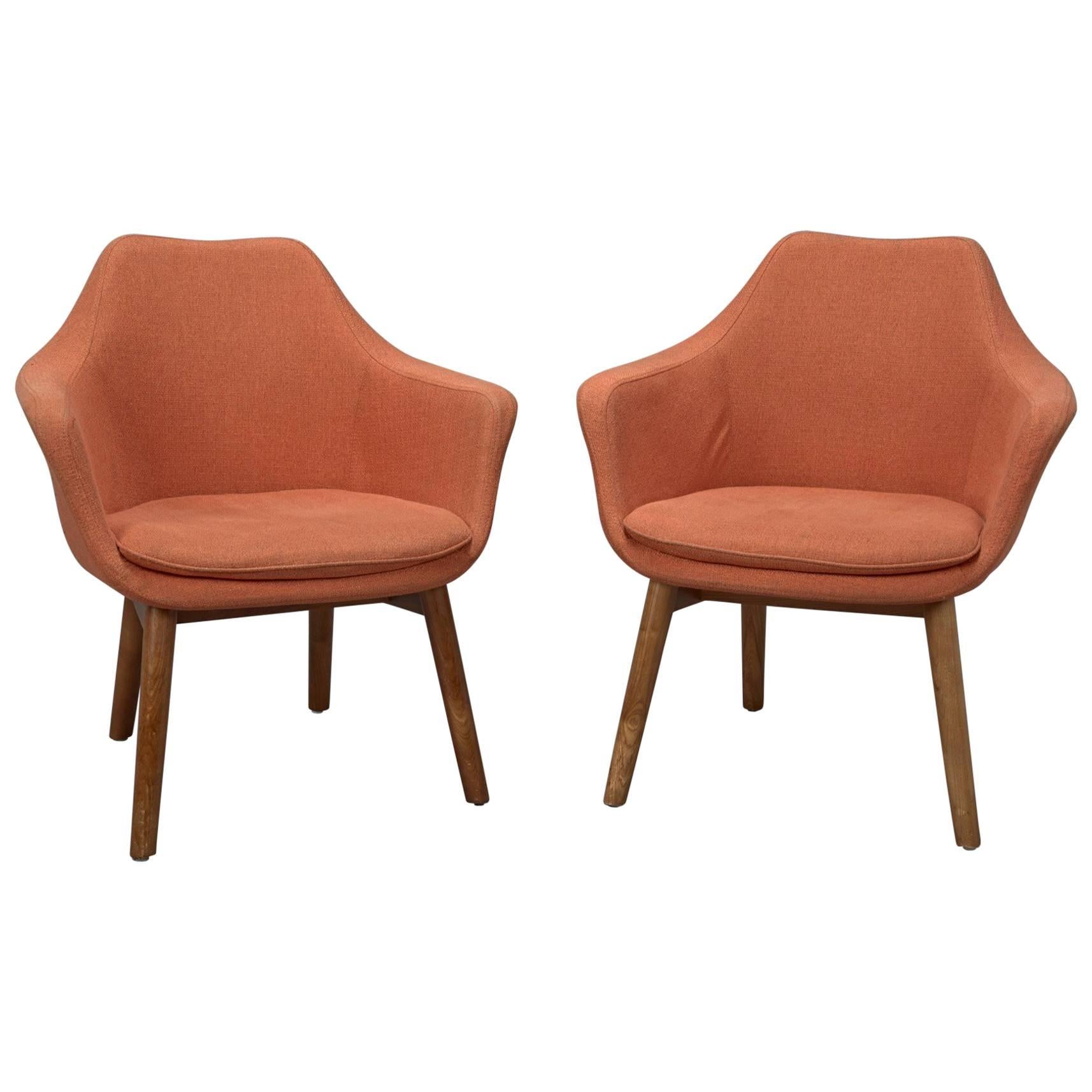 Paar orangefarbene Mid-Century-Modern-Sessel aus Stoff im Stil von Eero Saarinen im Angebot