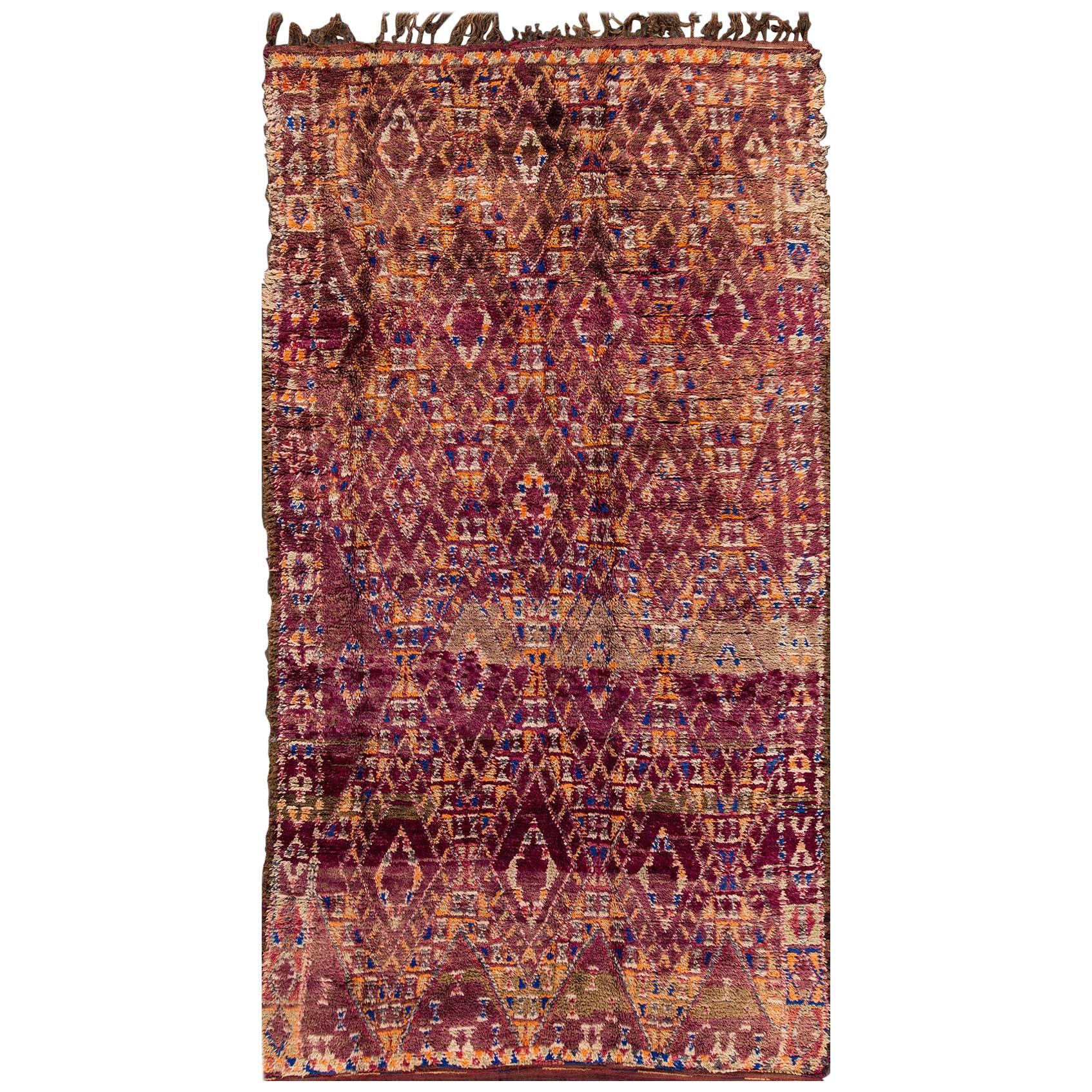 Mitte des 20. Jahrhunderts Lila Geometrischer marokkanischer Teppich im Angebot