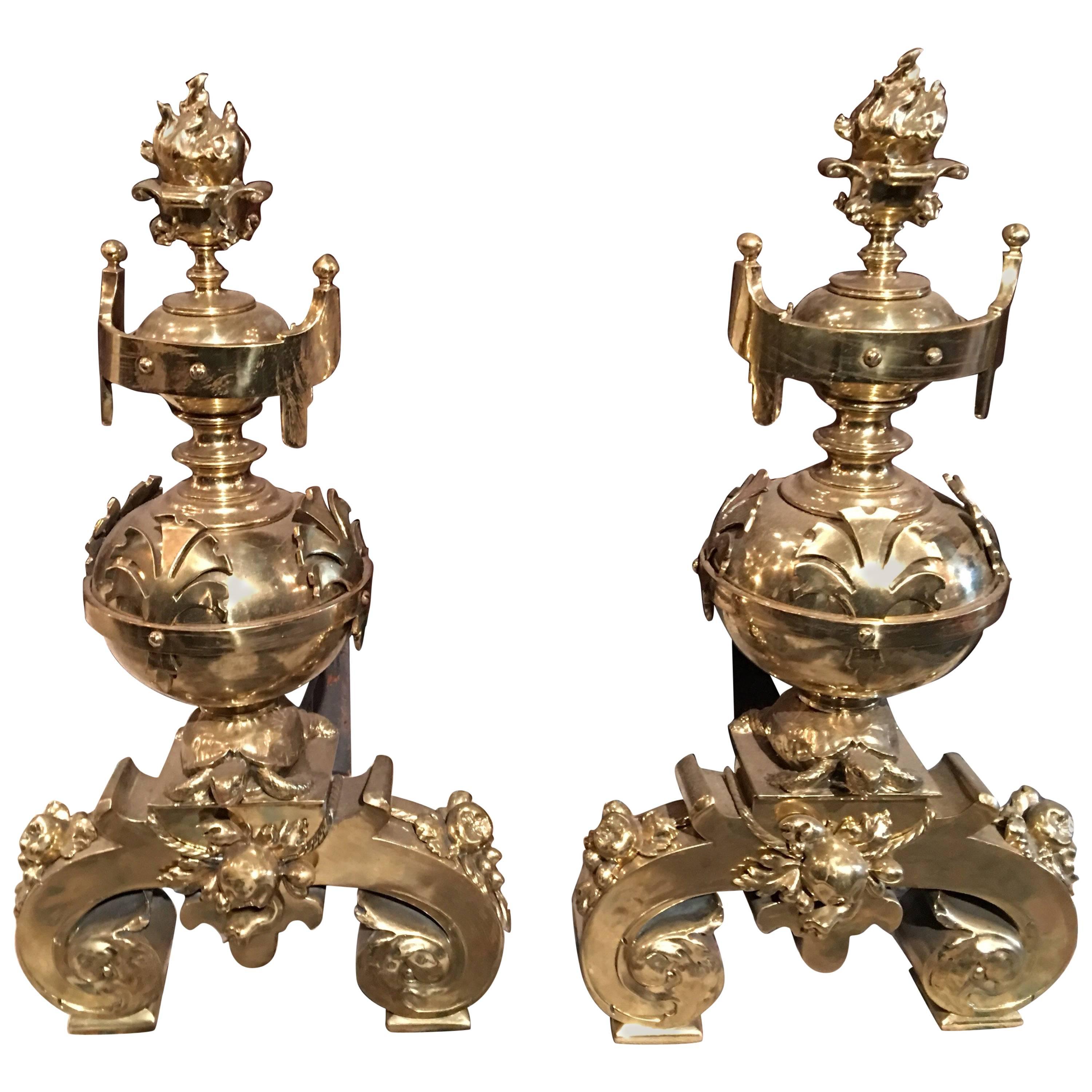 Paar Chenets oder Feuerböcke aus poliertem Messing mit flammenförmigen Endstücken, 19. Jahrhundert im Angebot
