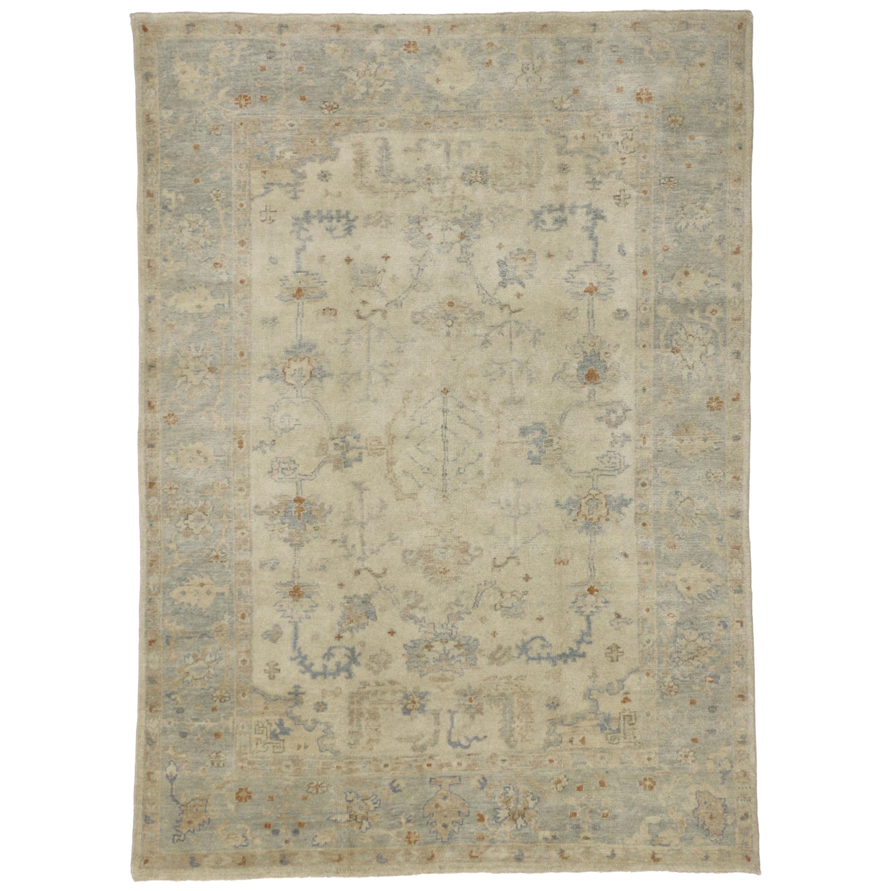 Tapis contemporain transitionnel de style Oushak aux couleurs neutres et aux tons froids en vente