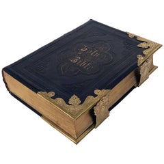 Grande Bible écossaise avec fermoirs du 19ème siècle